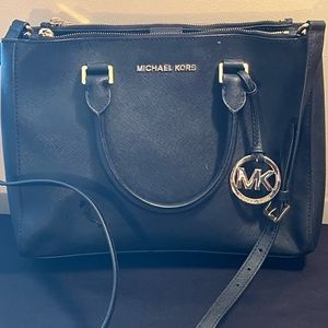 Michael Kors bag with additional Crossbody strap. Lots of compartments